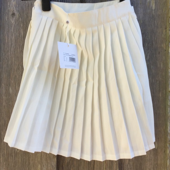 NWT Missguided Pleated Mini Skirt with Military Buttons - Picture 3 of 4